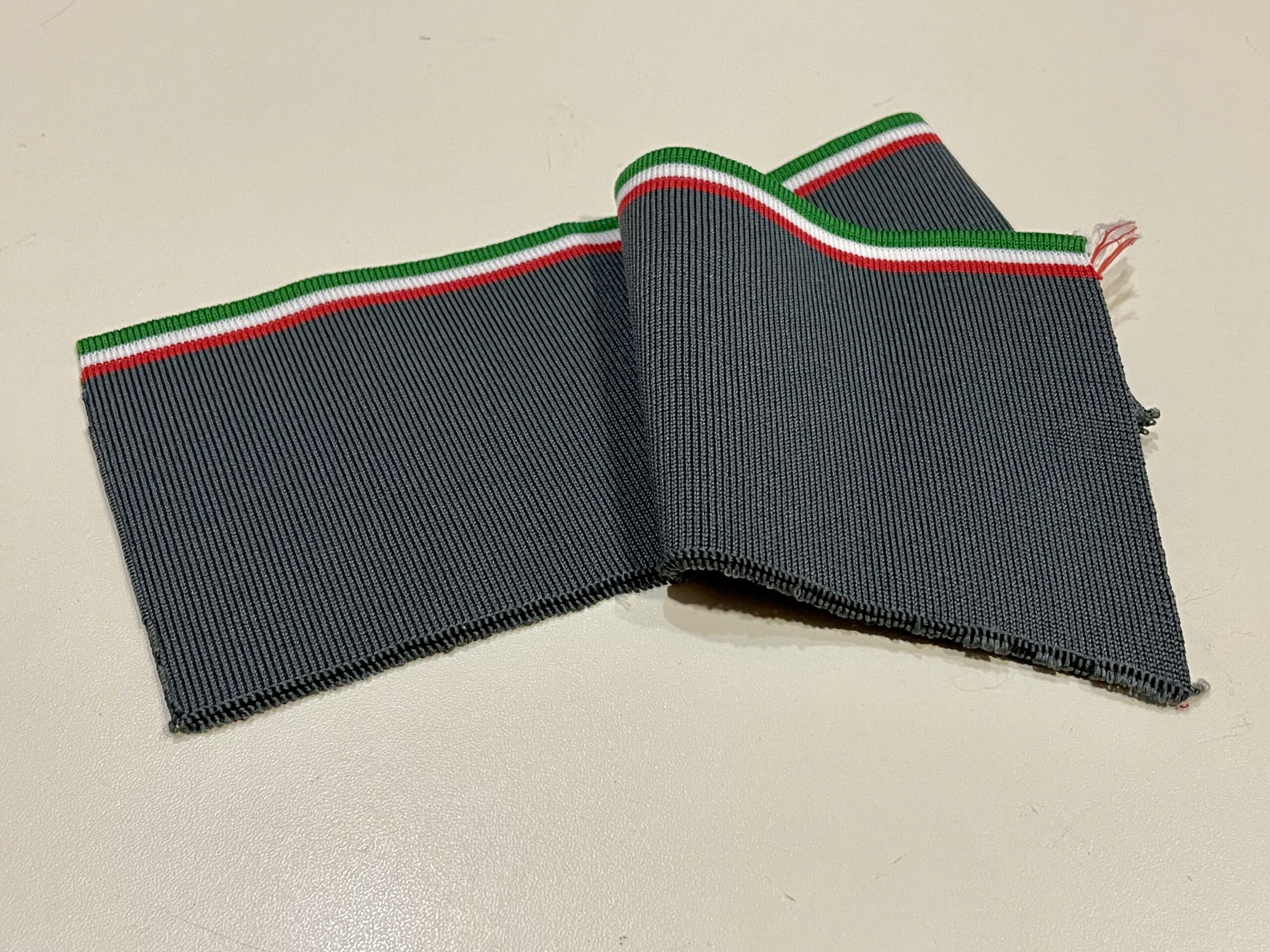 Манжет темно-сірий з біло-червоно-зеленою смужкою на 2 рукави арт 1531