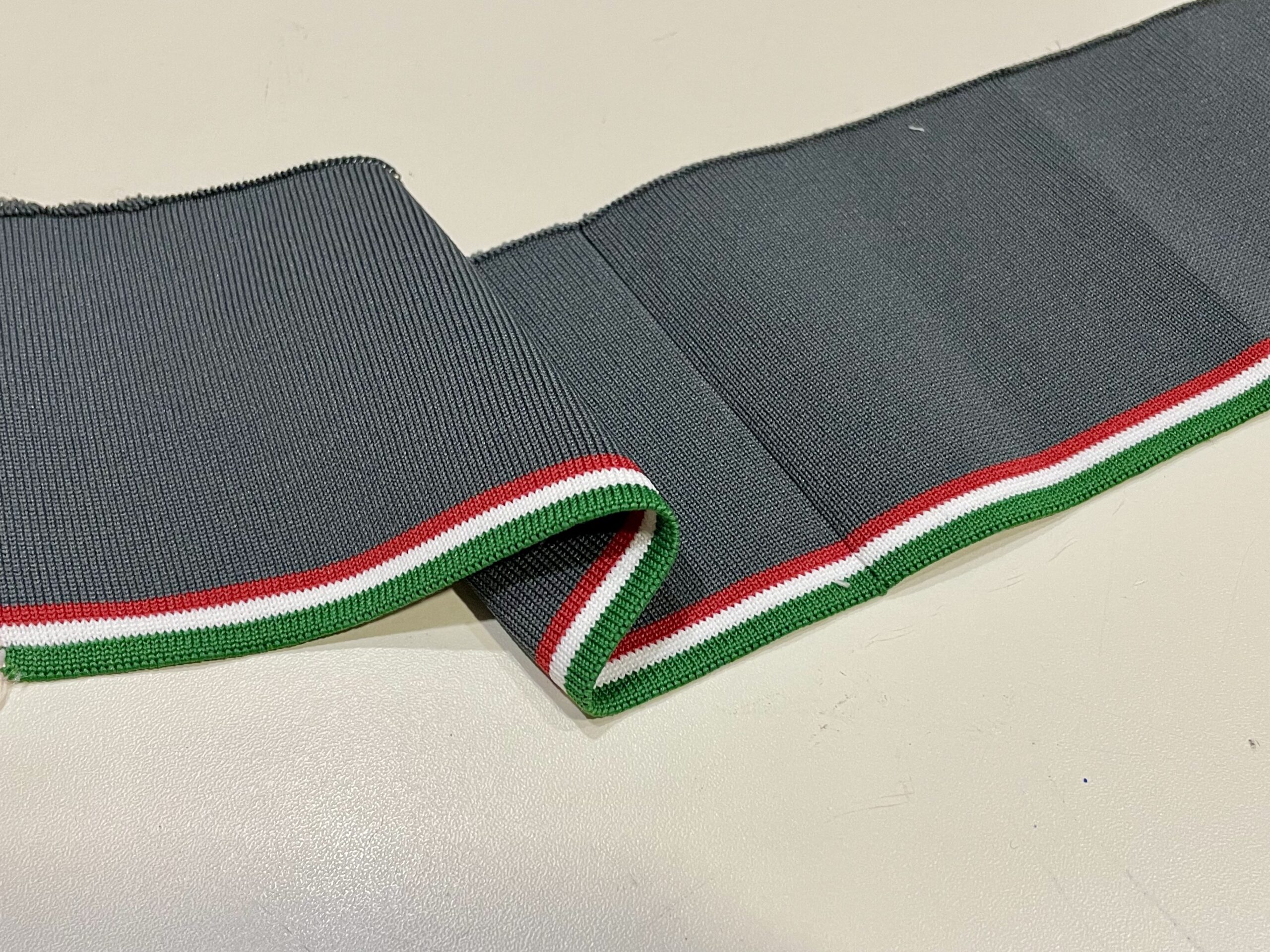 Манжет темно-сірий з біло-червоно-зеленою смужкою на 2 рукави арт 1531 - Зображення 2