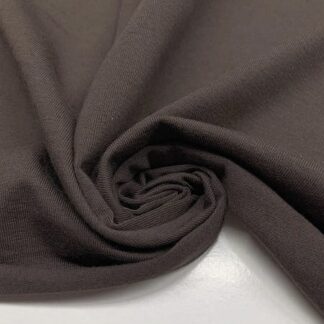 Стрейч-кулир — це універсальна та якісна тканина, ідеальна для створення комфортного та практичного одягу. Виготовлена з 95% бавовни та 5% еластану, вона поєднує в собі м’якість натурального матеріалу та чудову еластичність. Переваги Висока якість матеріалу: Тканина виготовлена з бавовни вищого сорту (пеньє), що забезпечує її м’якість та довговічність. Відмінна еластичність: Завдяки вмісту еластану стрейч-кулир добре розтягується, зберігаючи форму після численних прань. Універсальність застосування: Підходить для пошиття різноманітних виробів — білизни, футболок, шортів, спідниць, легких халатів, суконь, лосин, пов'язок, шапок і багато іншого.