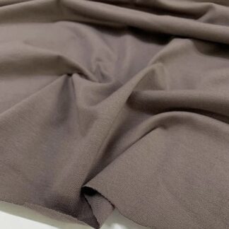 Стрейч-кулир — це універсальна та якісна тканина, ідеальна для створення комфортного та практичного одягу. Виготовлена з 95% бавовни та 5% еластану, вона поєднує в собі м’якість натурального матеріалу та чудову еластичність. Переваги Висока якість матеріалу: Тканина виготовлена з бавовни вищого сорту (пеньє), що забезпечує її м’якість та довговічність. Відмінна еластичність: Завдяки вмісту еластану стрейч-кулир добре розтягується, зберігаючи форму після численних прань. Універсальність застосування: Підходить для пошиття різноманітних виробів —  білизни, футболок, шортів, спідниць, легких халатів, суконь, лосин, пов'язок, шапок і багато іншого.