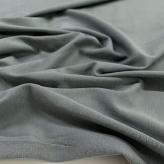 Стрейч-кулир — це універсальна та якісна тканина, ідеальна для створення комфортного та практичного одягу. Виготовлена з 95% бавовни та 5% еластану, вона поєднує в собі м’якість натурального матеріалу та чудову еластичність. Переваги Висока якість матеріалу: Тканина виготовлена з бавовни вищого сорту (пеньє), що забезпечує її м’якість та довговічність. Відмінна еластичність: Завдяки вмісту еластану стрейч-кулир добре розтягується, зберігаючи форму після численних прань. Універсальність застосування: Підходить для пошиття різноманітних виробів —  білизни, футболок, шортів, спідниць, легких халатів, суконь, лосин, пов'язок, шапок і багато іншого.