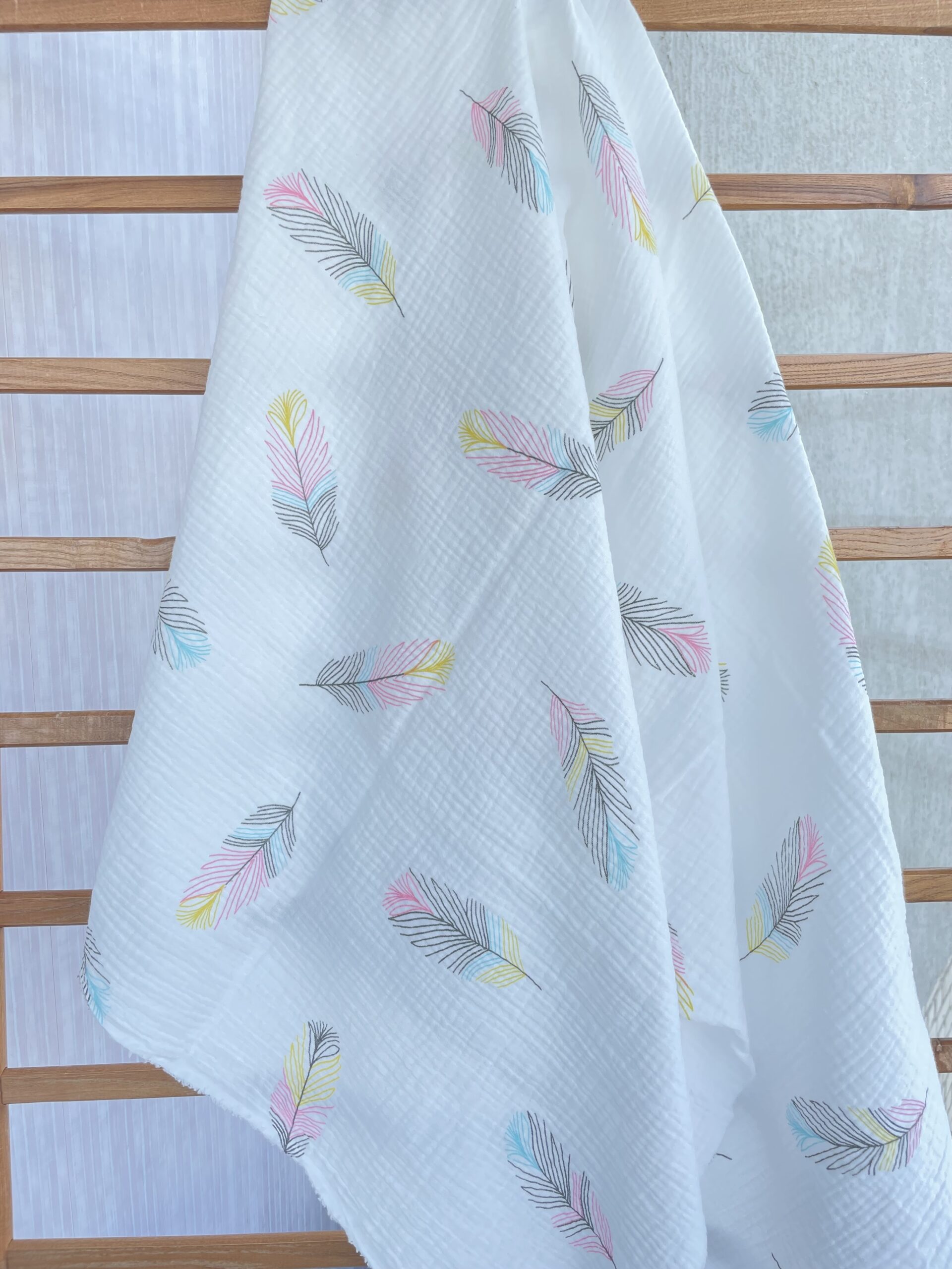 Муслін двошаровий різнокольорові пір"ячка на молочному135 см арт. 3500 - Зображення 3