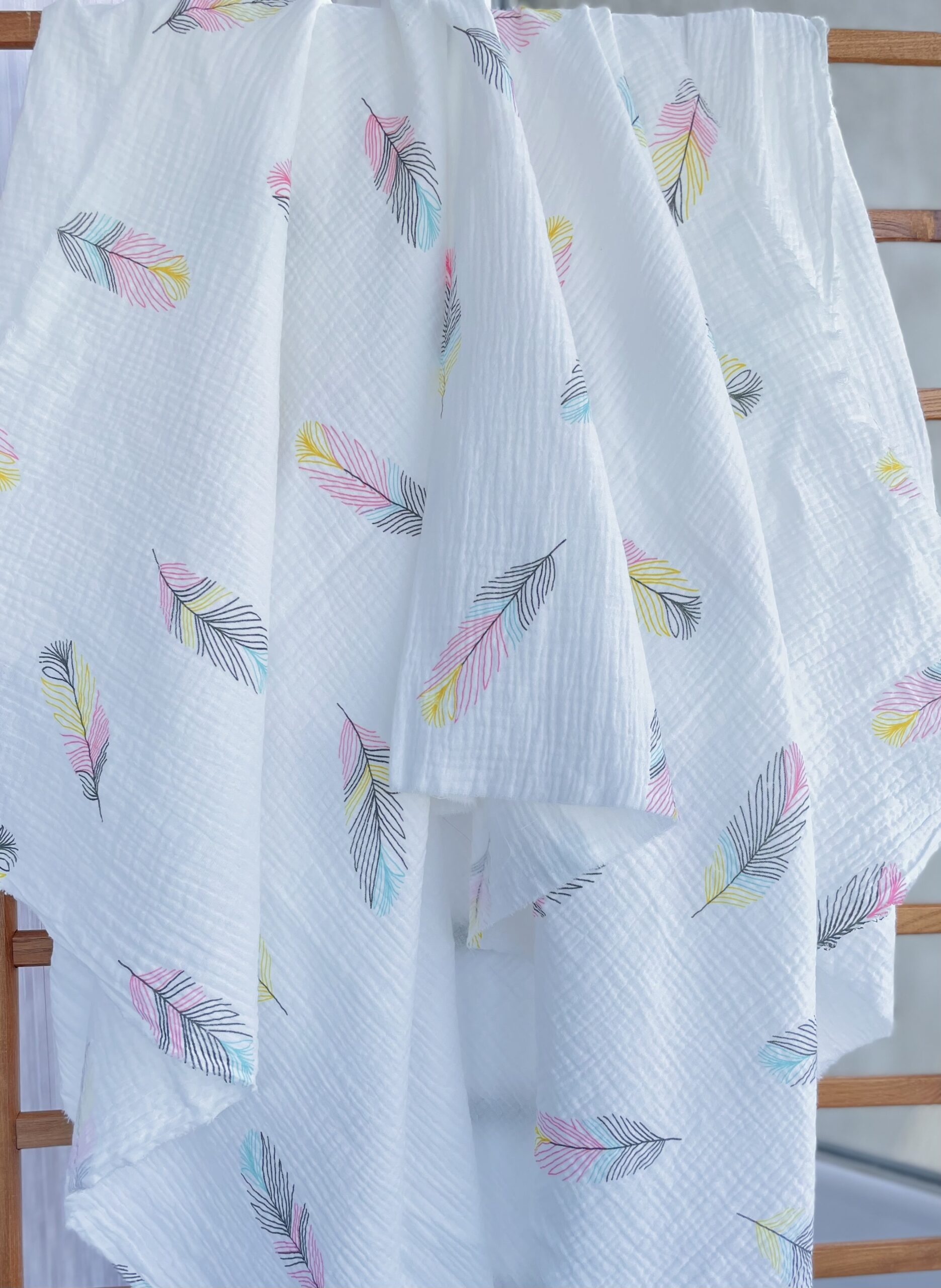 Муслін двошаровий різнокольорові пір"ячка на молочному135 см арт. 3500