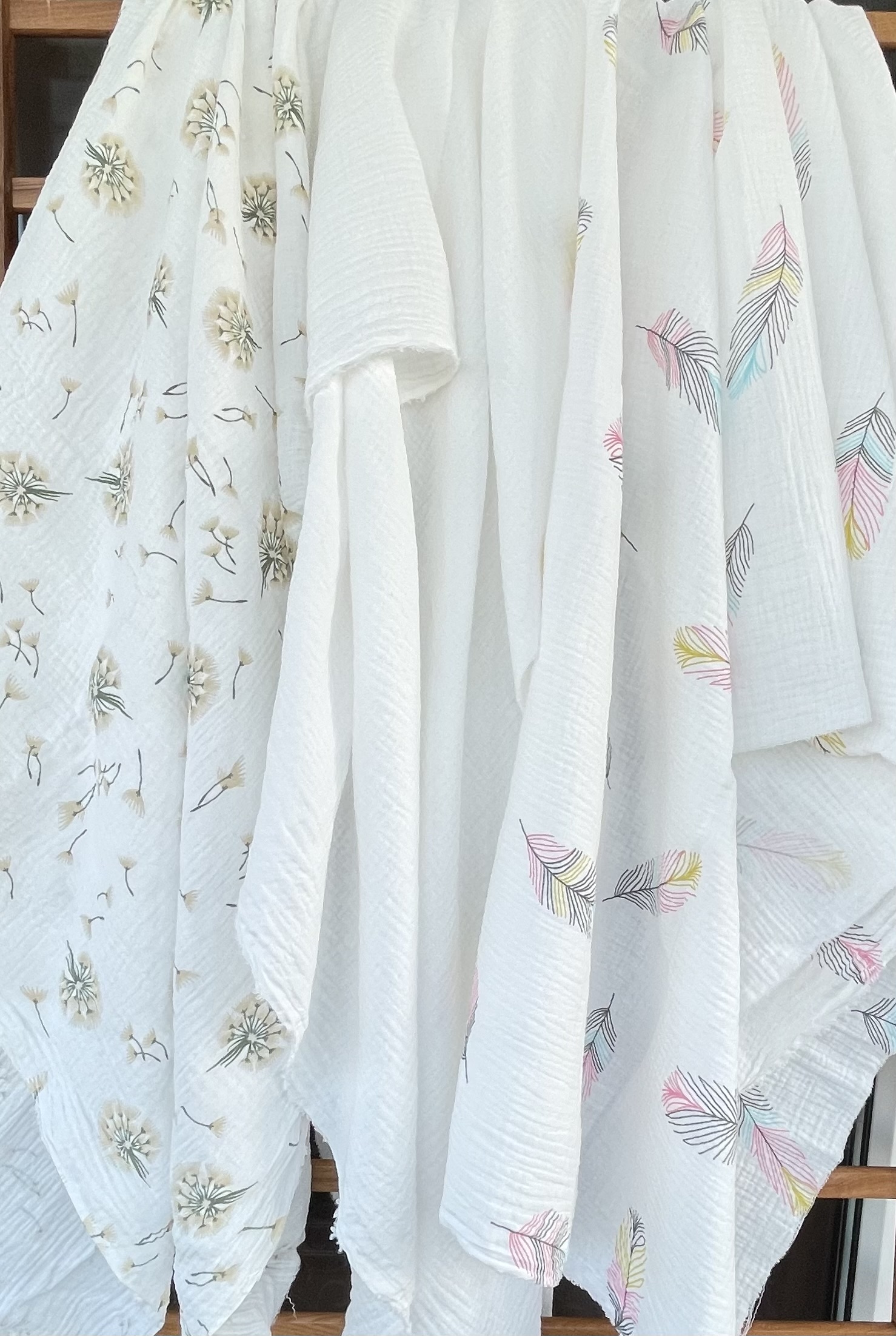 Муслін двошаровий різнокольорові пір"ячка на молочному135 см арт. 3500 - Зображення 2