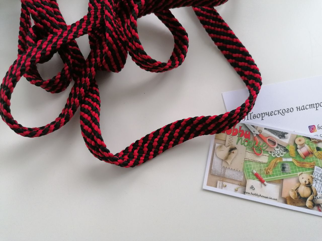 Шнур червоно-чорний плаский 1,5 см арт. 3721