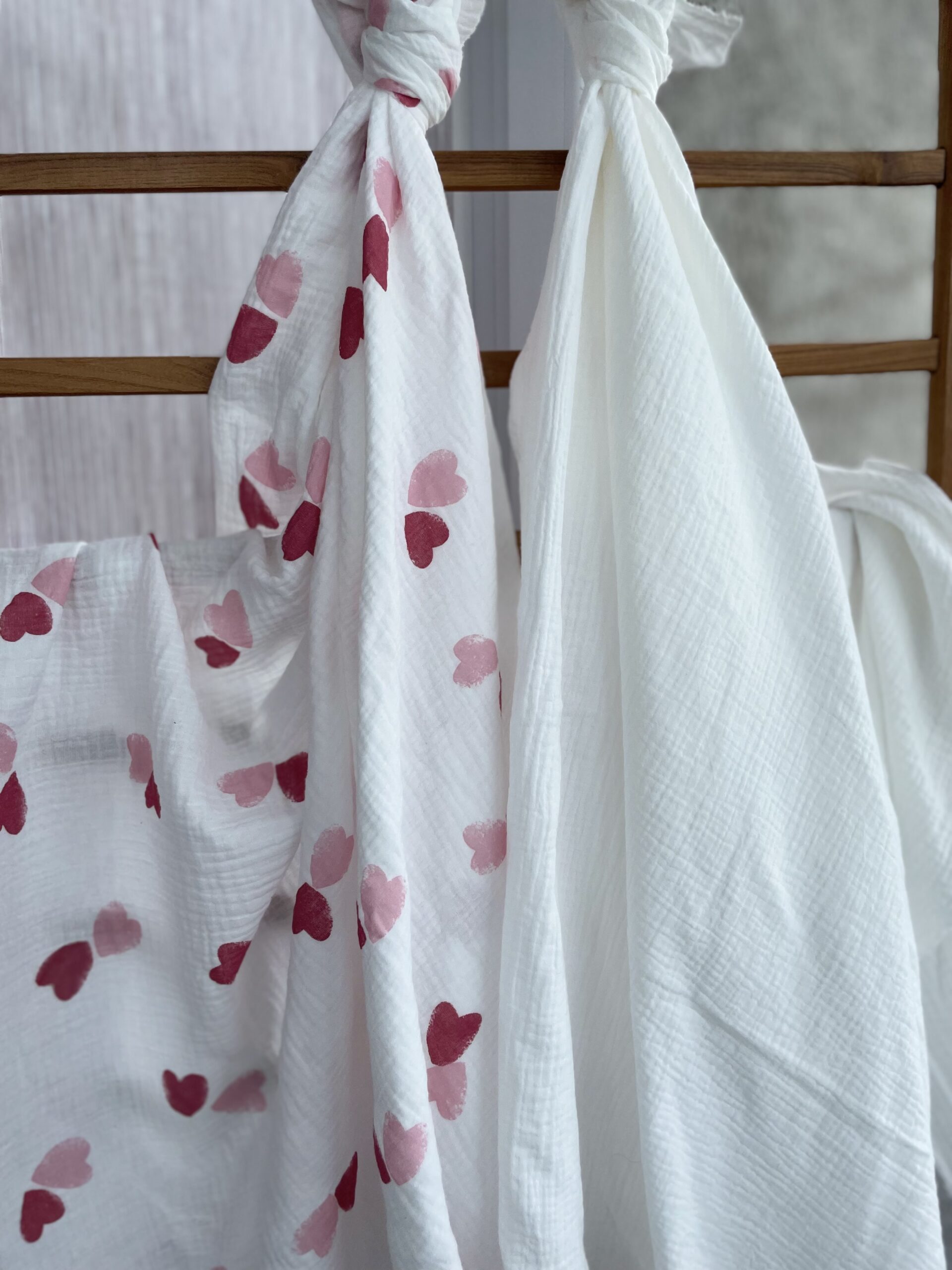 Муслін двошаровий рожеві та червоні серця на молочному 135 см арт. 3795 - Зображення 2