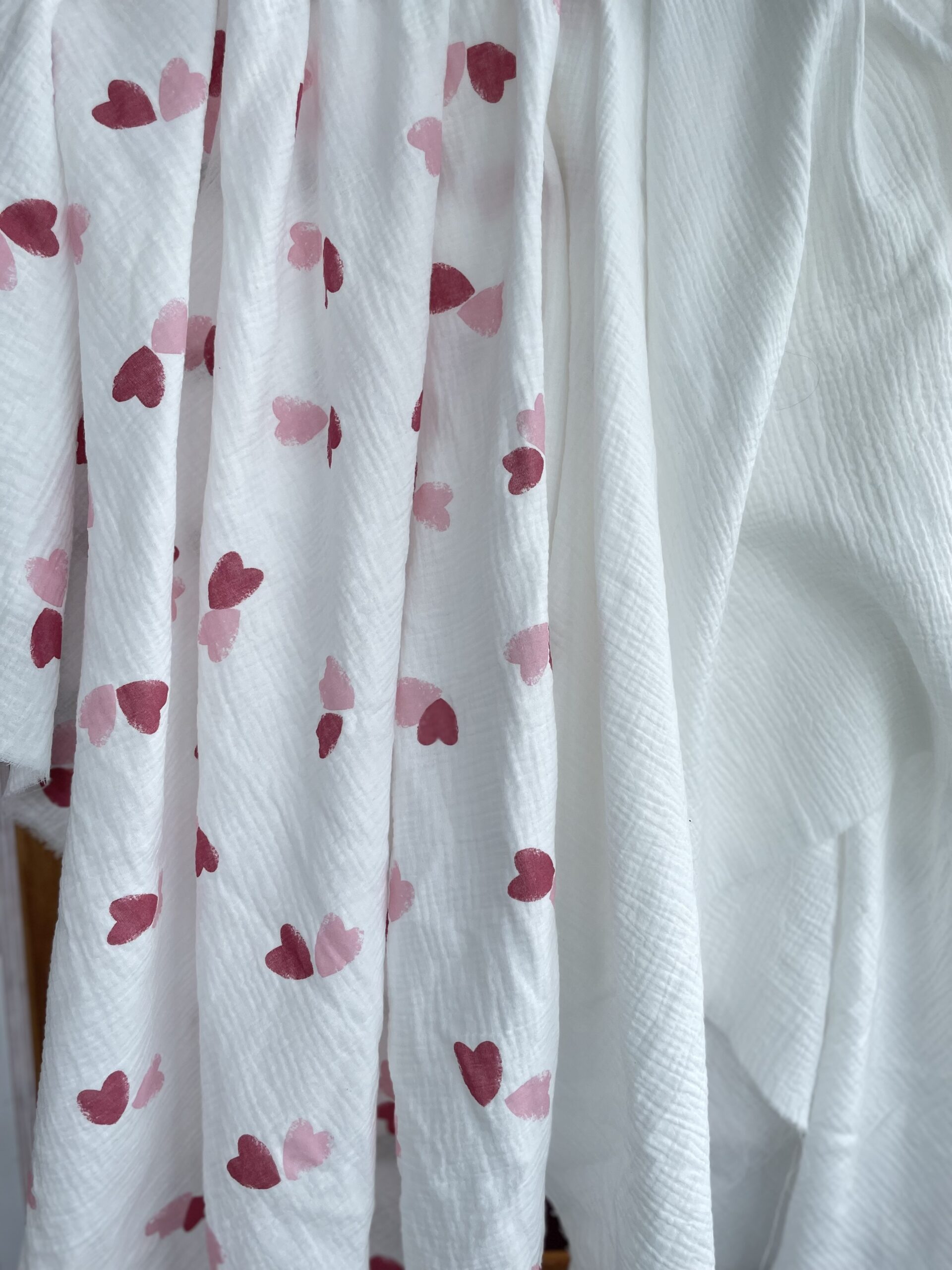 Муслін двошаровий рожеві та червоні серця на молочному 135 см арт. 3795 - Зображення 3