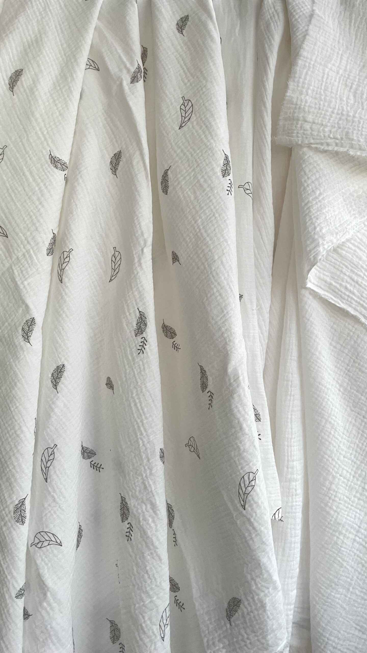 Муслін двошаровий сірі листики на молочному 135 см арт. 3792