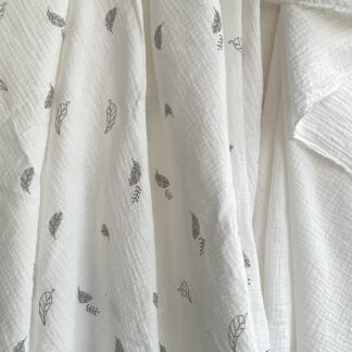 Муслін двошаровий сірі листики на молочному 135 см арт. 3792
